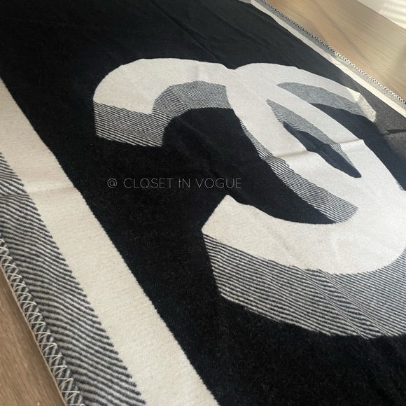 Chanel Blanket Throw CC Logo - Picture 10 of 12